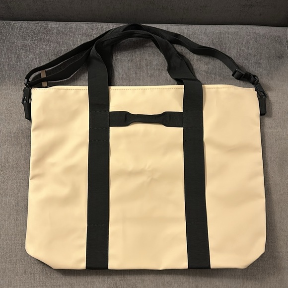 Rains tote bag in the color sand. - Picture 2 of 5